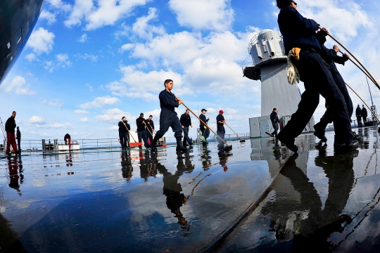 150303-N-XF387-037  PACIFIC OCEAN (March 3, 2015) Sailors assigned to the U.S. 7th Fleet flagship USS Blue Ridge (LCC 19) push water off the main deck during a fresh water wash-down. Blue Ridge is conducting sea trials in preparation for resuming patrols in the 7th Fleet area of responsibility. (U.S. Navy photo by Mass Communication Specialist 3rd Class Liz Dunagan/Released)