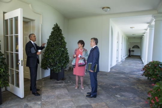 President Barack Obama talks with National Economic Council Director Jeffrey Zients and Senior Advisor Valerie Jarrett on the White House Colonnade after returning from the Business Roundtable Headquarters in Washington, D.C., Sept. 16, 2015. (Official White House Photo by Pete Souza)